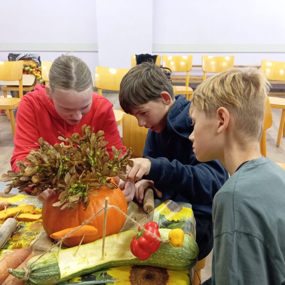 Skolēni veido kompozīciju no dārzeņiem