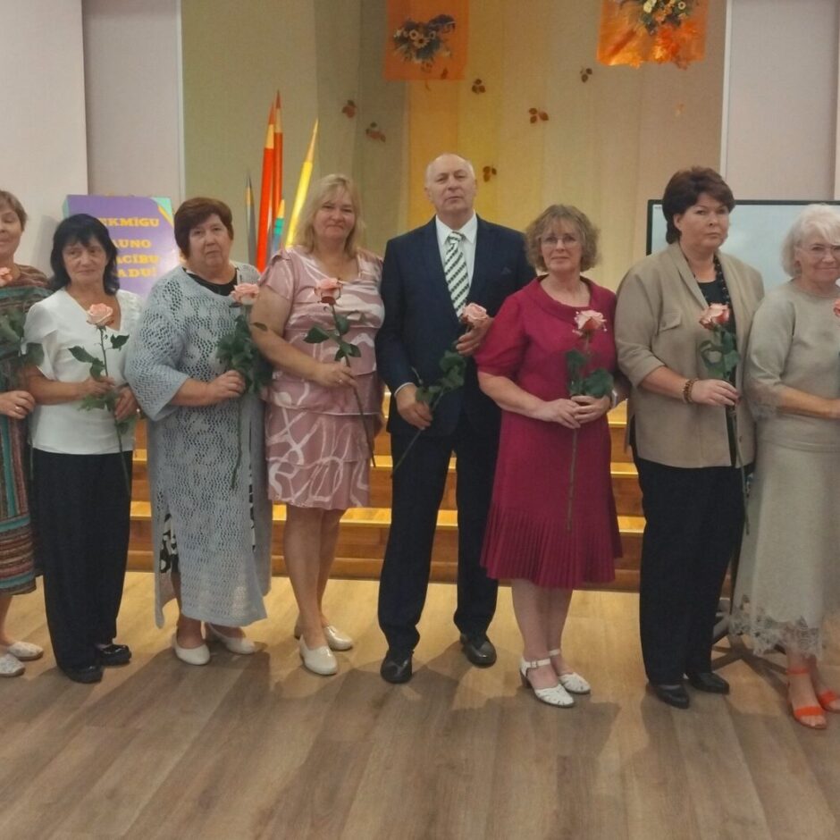 Skolotāji ar ziediem