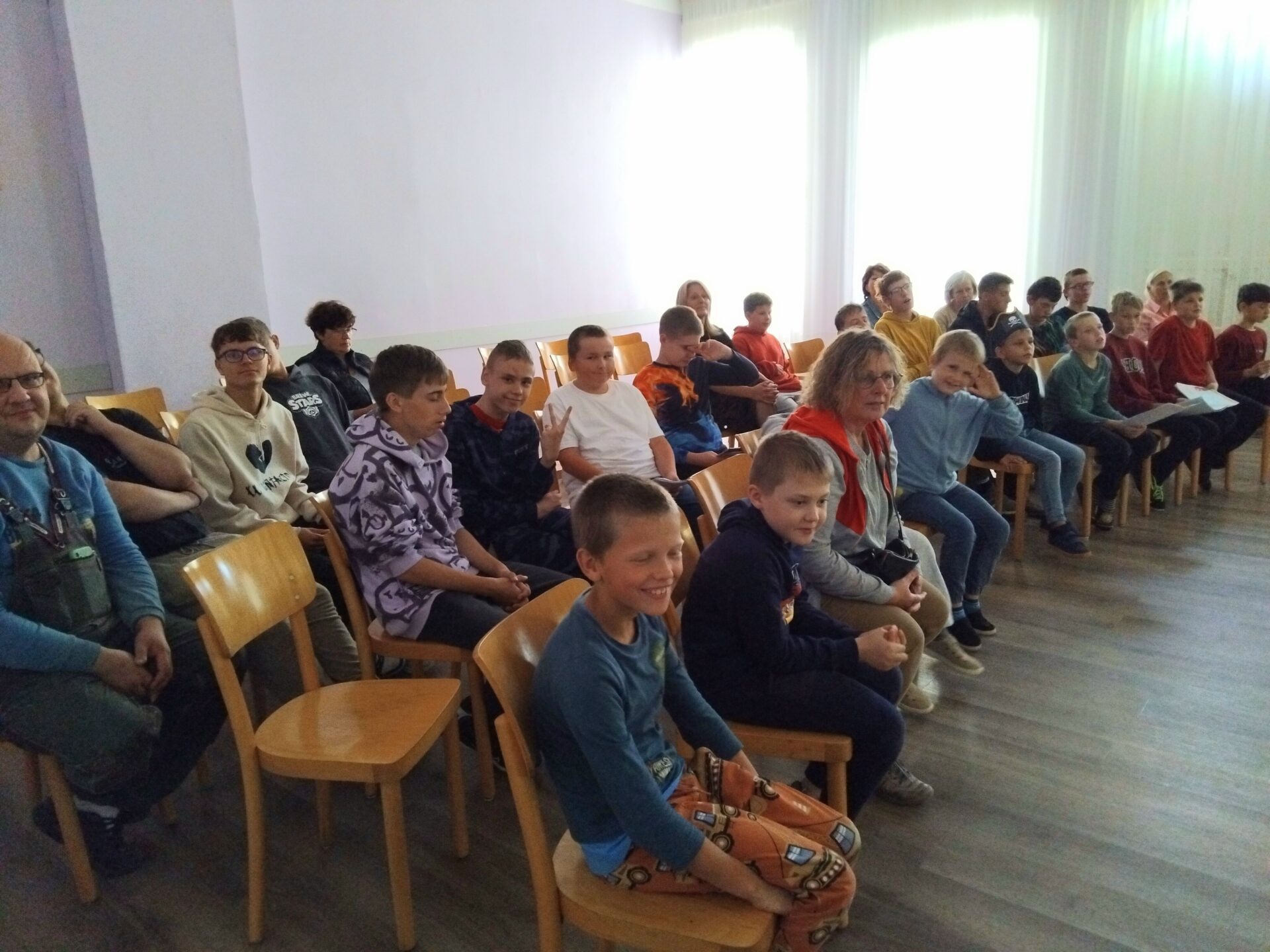 Skolāni zālē klausās dzeju