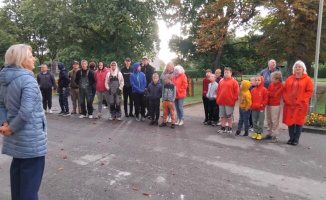 Skolēni tiek uzrunāti pirms dalības talkā