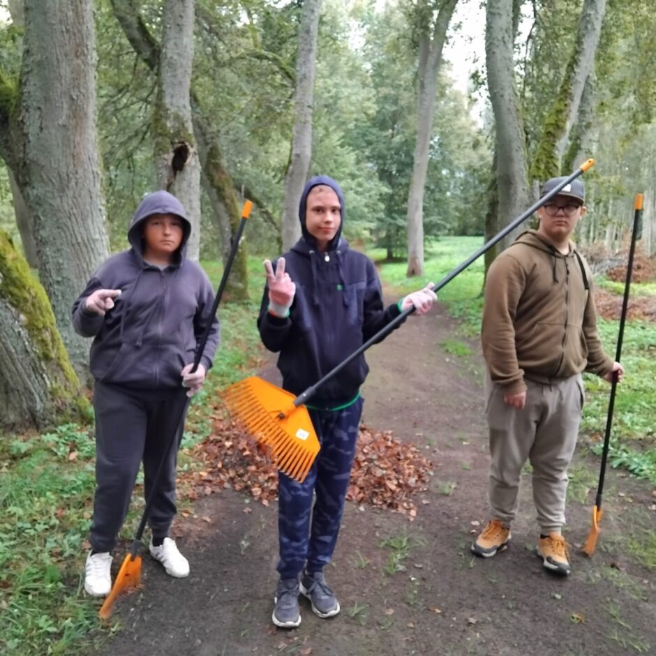 Skolēni strādā parkā