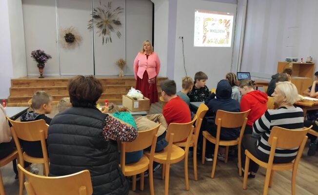 Skolēni klausās skolotājas stāstījumu