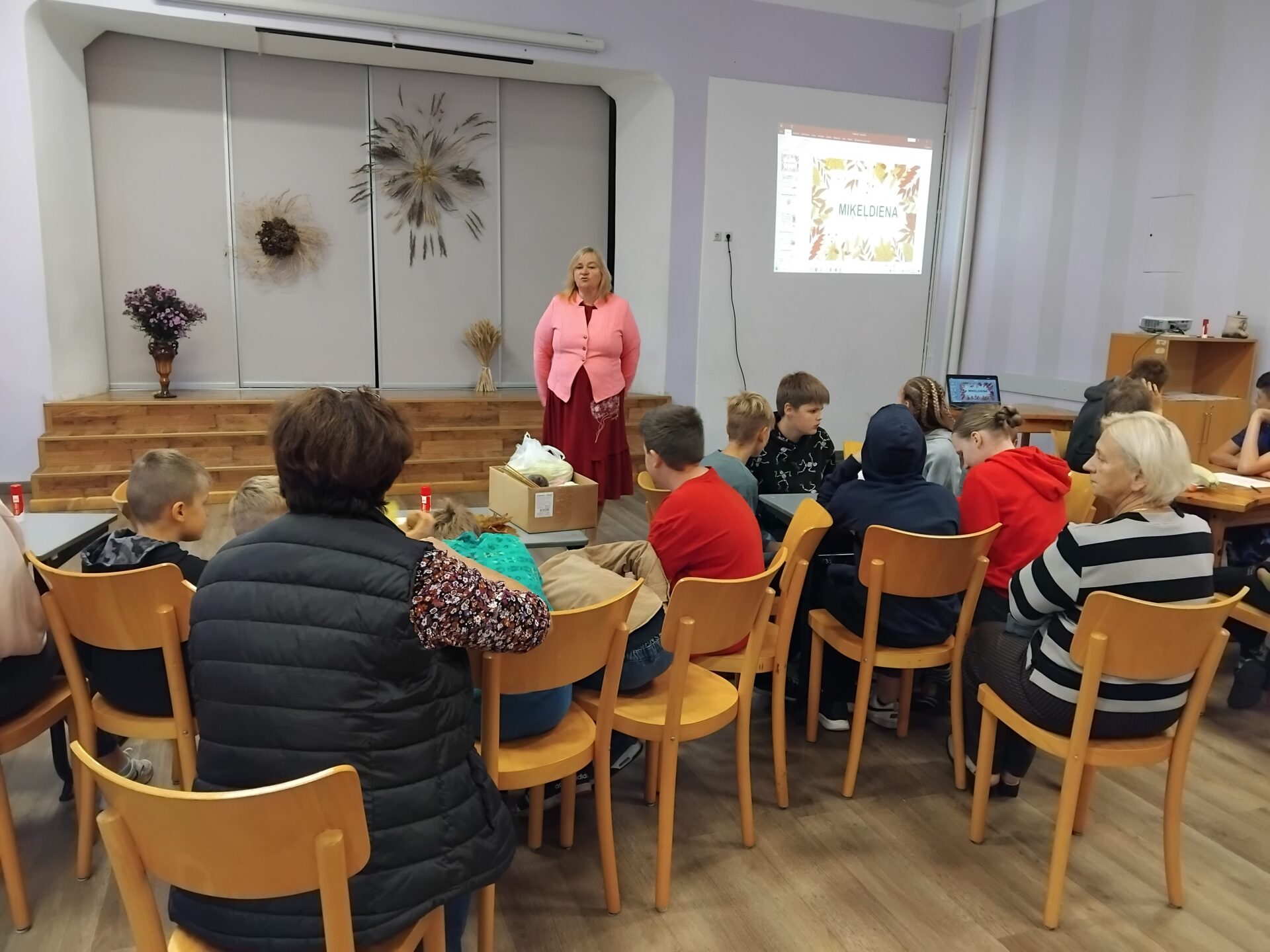 Skolēni klausās skolotājas stāstījumu
