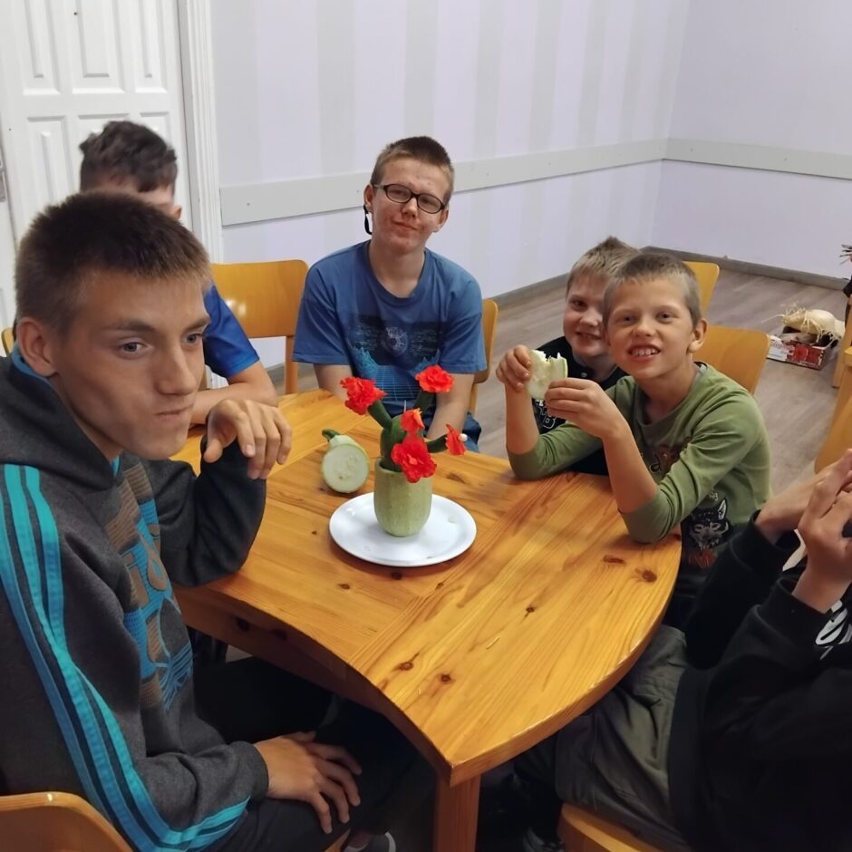 Skolēnu komanda atbild uz jautājumiem