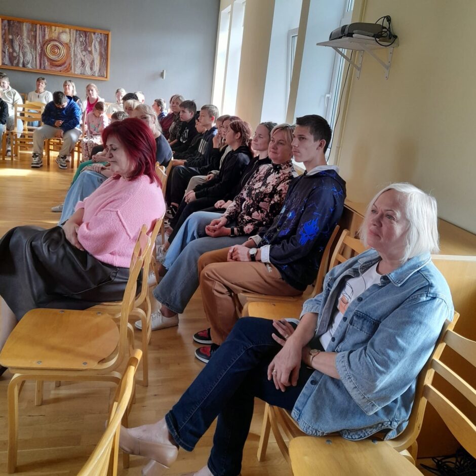 Cilvēki klausās dzeju