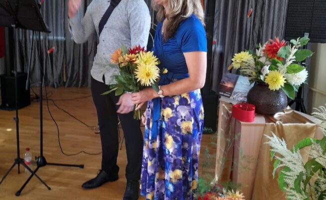 Divi cilvēki lasa dzeju