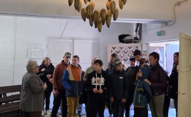 Skolēni klausās gida stāstījumu