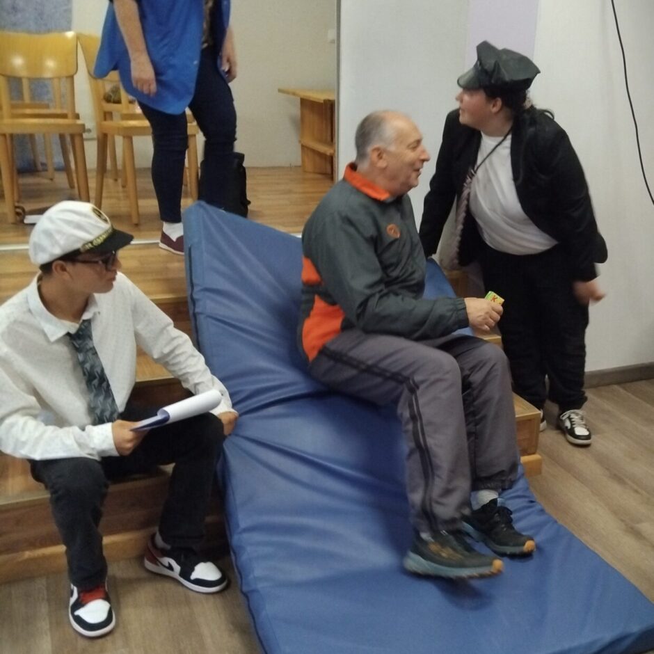 Skolotājs veic uzdevumu
