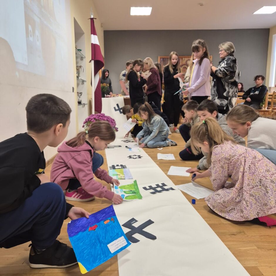 Skolēnu grupa zīmē