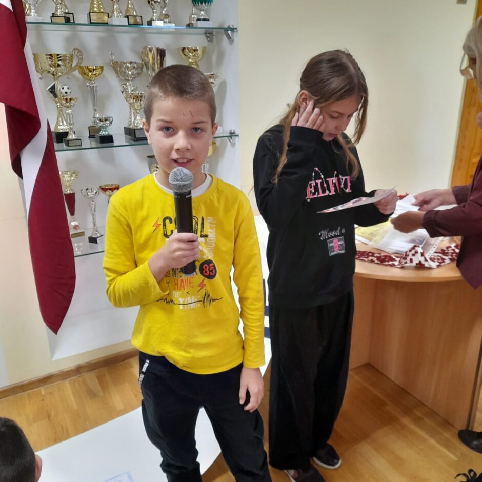 Skolēns runā dzeju