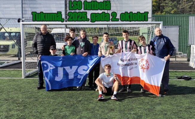 Skolēnu komanda ar skolotājiem