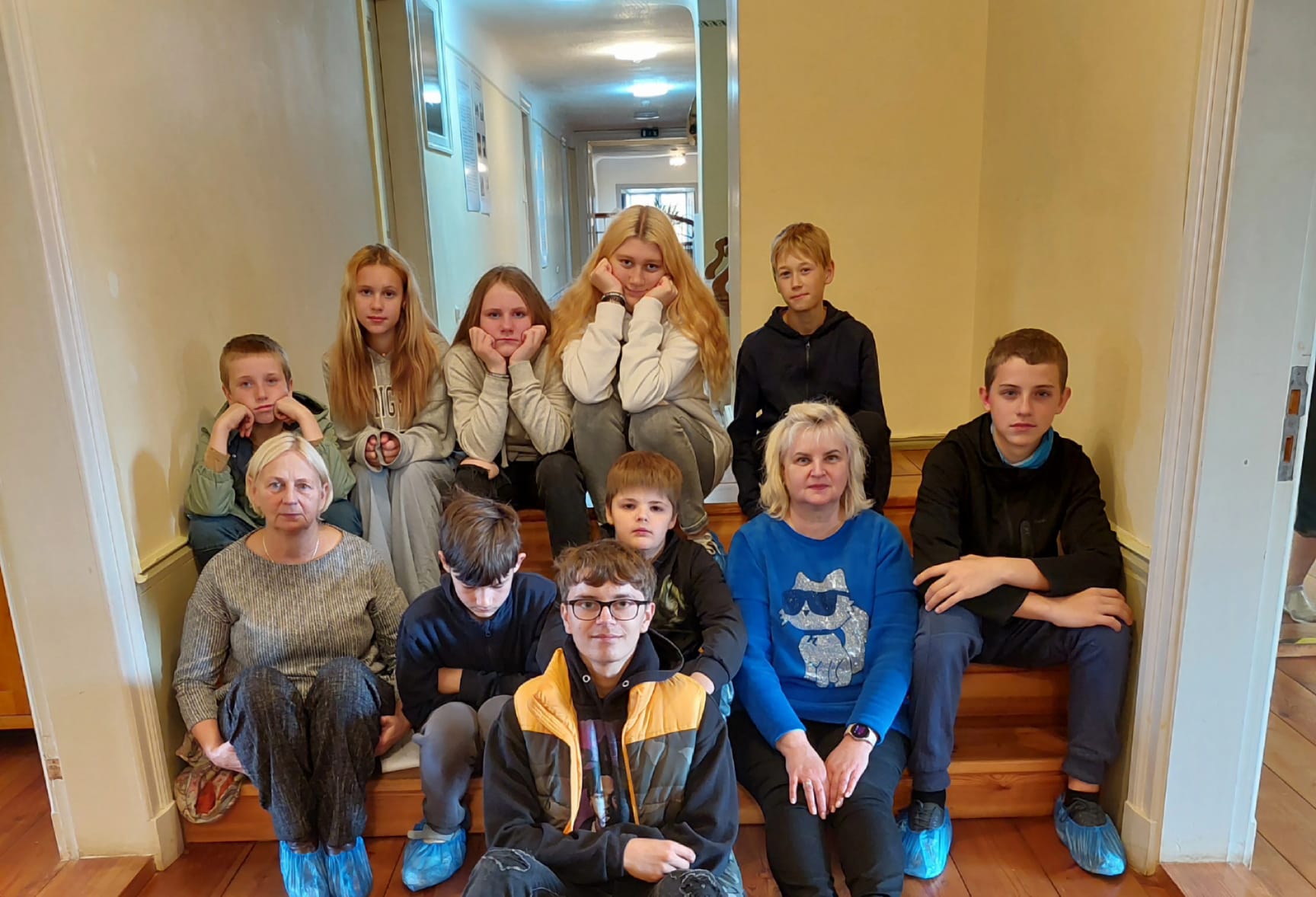 Skolēnu un skolotāju grupa mācību ekskursijā