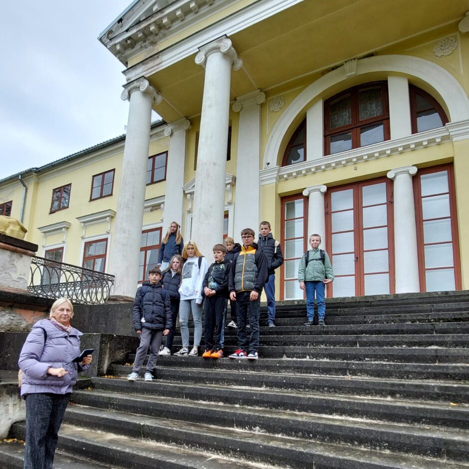 Skolēnu grupa pie muzeja