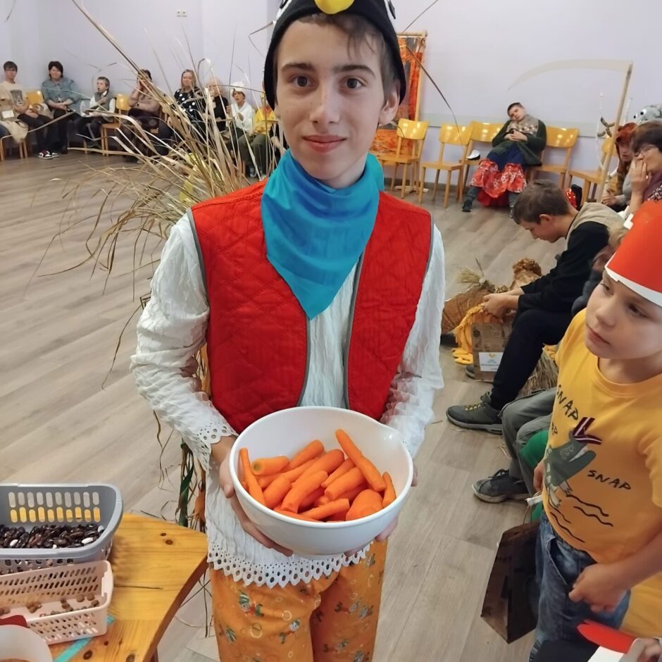 Skolēns ar cienastu rokās