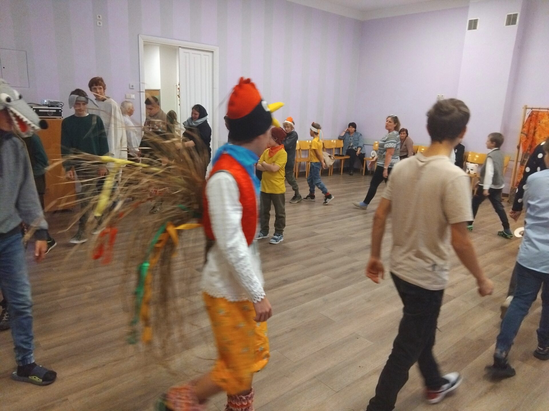 Skolēni iet rotaļās