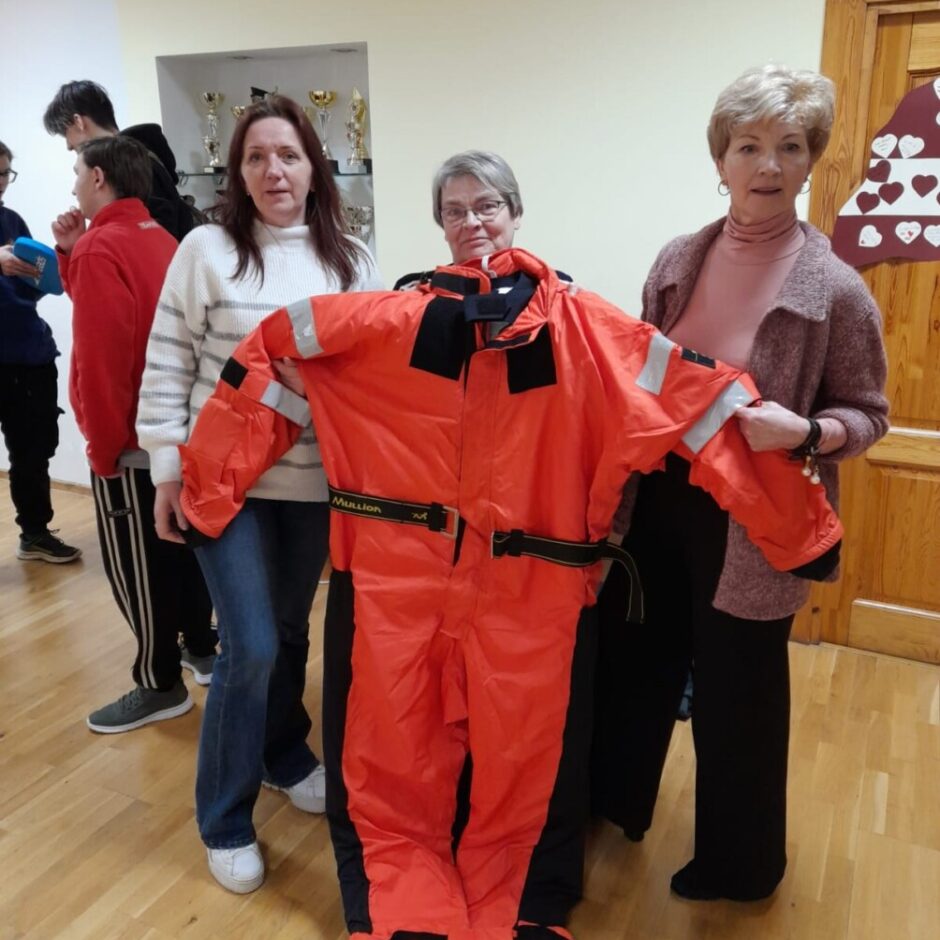 Skolotājas piemēra ugunsdzēsēja tērpu