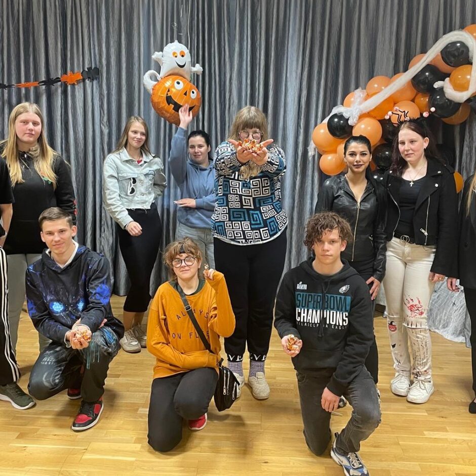 Skolēni pie fotosesijā