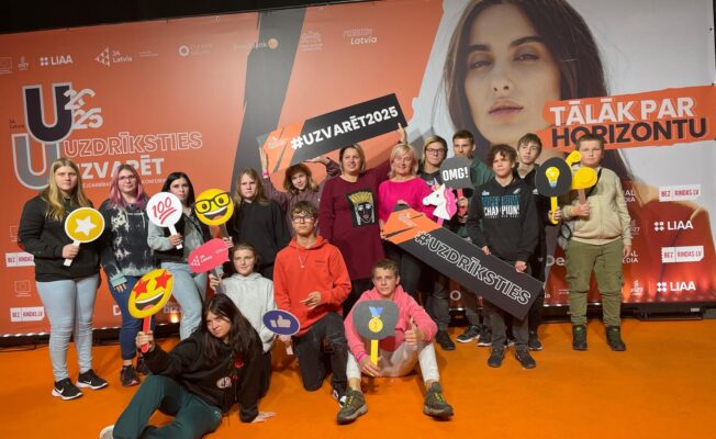 Skolēnu komanda konferencē