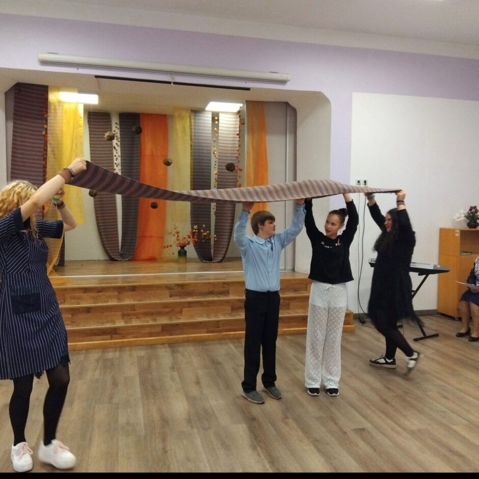 Skolēni dzied un dejo