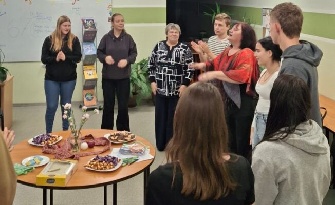 Skolēni zālē sarunājas