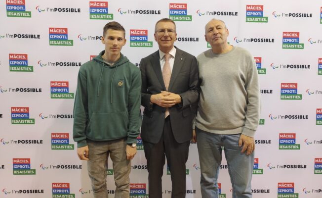 Skolēns un skolotājs kopā ar Valsts prezidentu