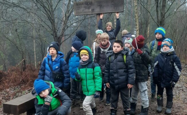 Skolēni parkā ekskursijas laikā