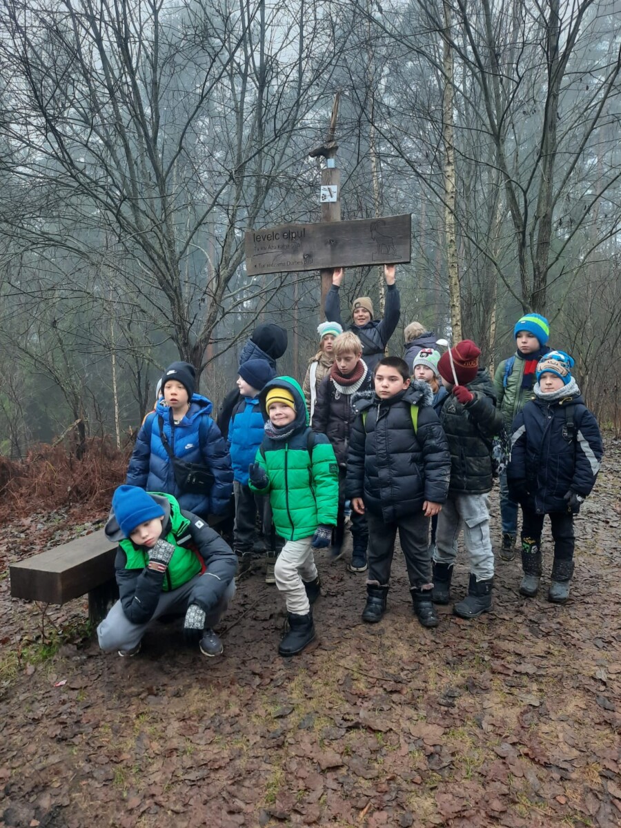 Skolēni parkā ekskursijas laikā