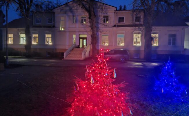 Ziemassvētku eglīte pie skolas