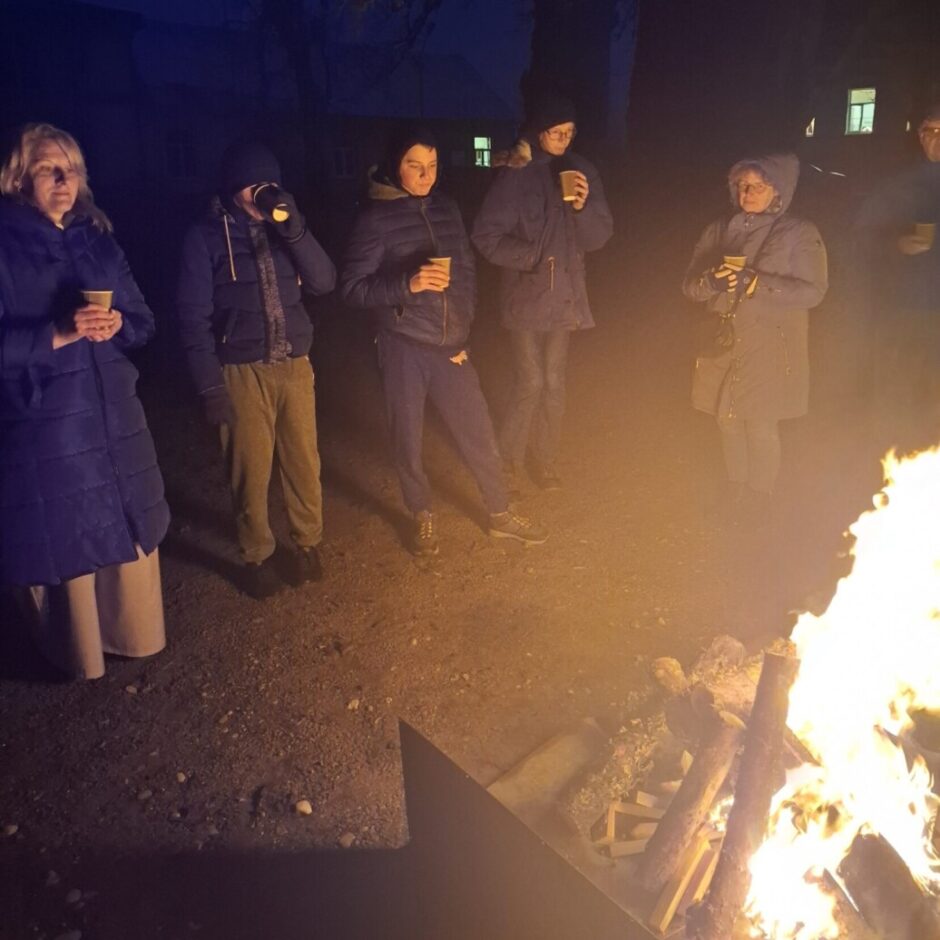 Skolēni pie ugunskura