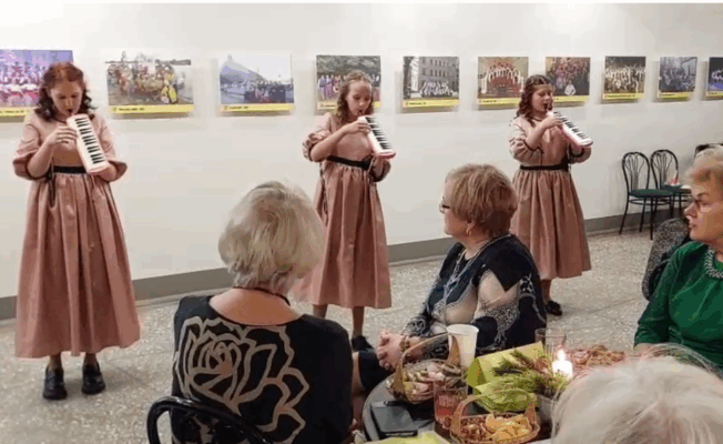 Instrumentālais ansamblis spēlē