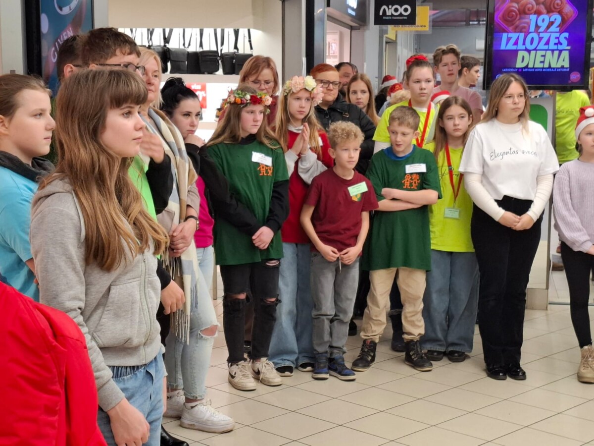 Mūsu skolēni tirdziņa atklāšanā