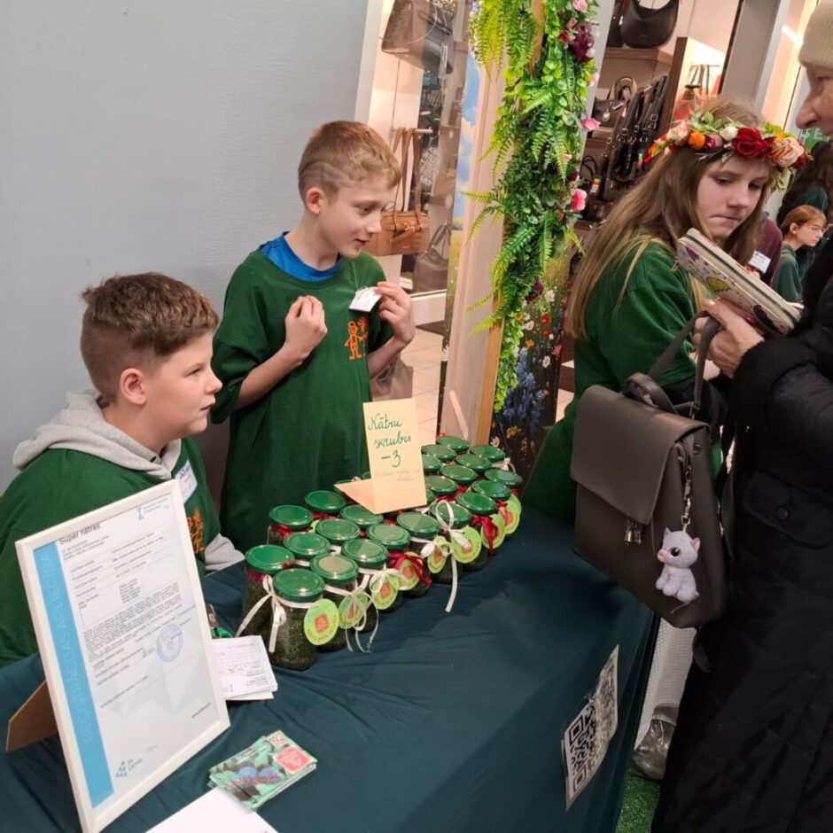 Skolēni tirgo savus ražojumus