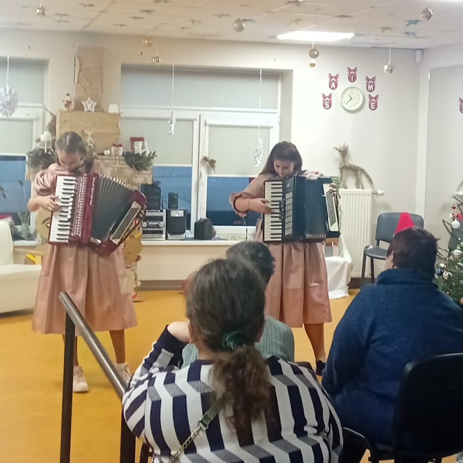 Meitenes spēlē mūzikas instrumentus