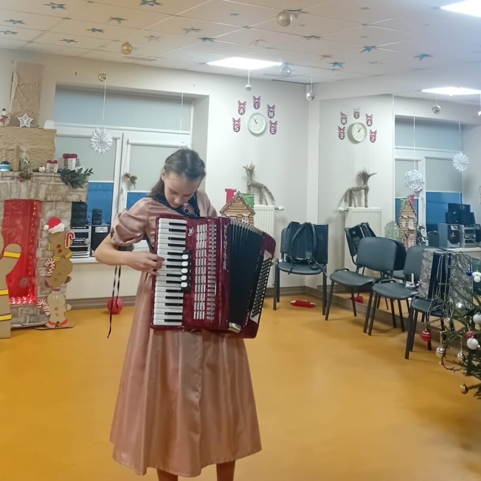 Meitene spēlē akordeonu