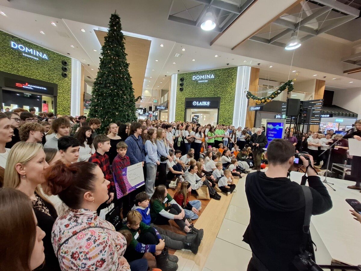 Visi pasākuma dalībnieki zālē