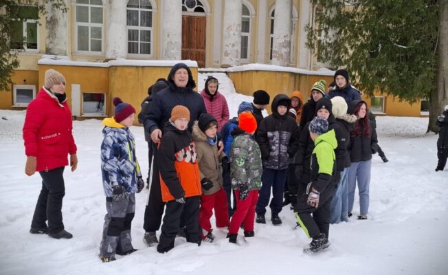 Skolēnu grupa pirms pasākuma