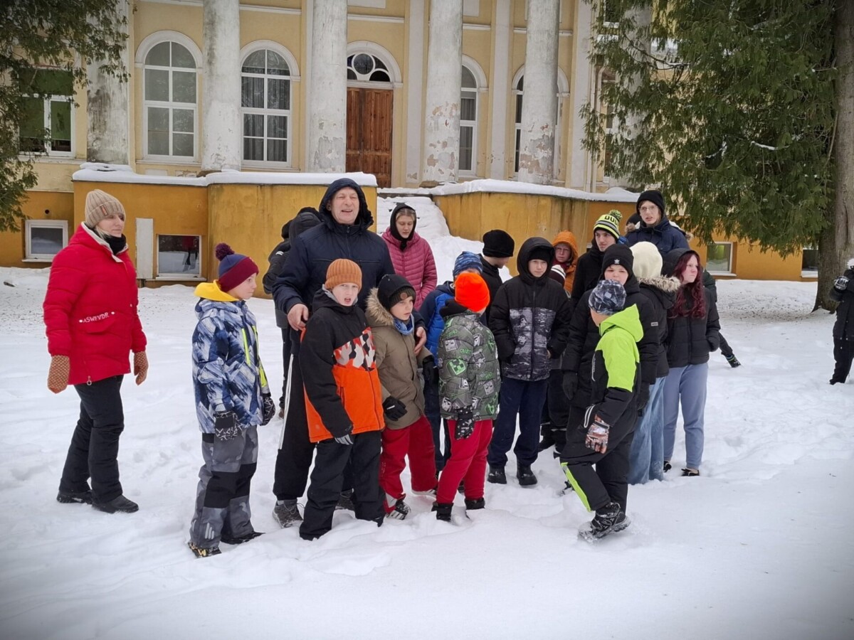 Skolēnu grupa pirms pasākuma