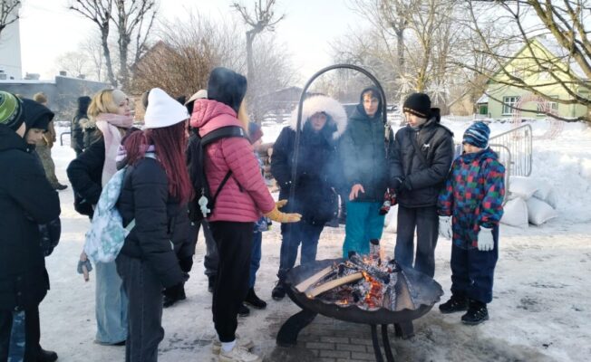 Skolēni pie Barikāžu atceres ugunskura