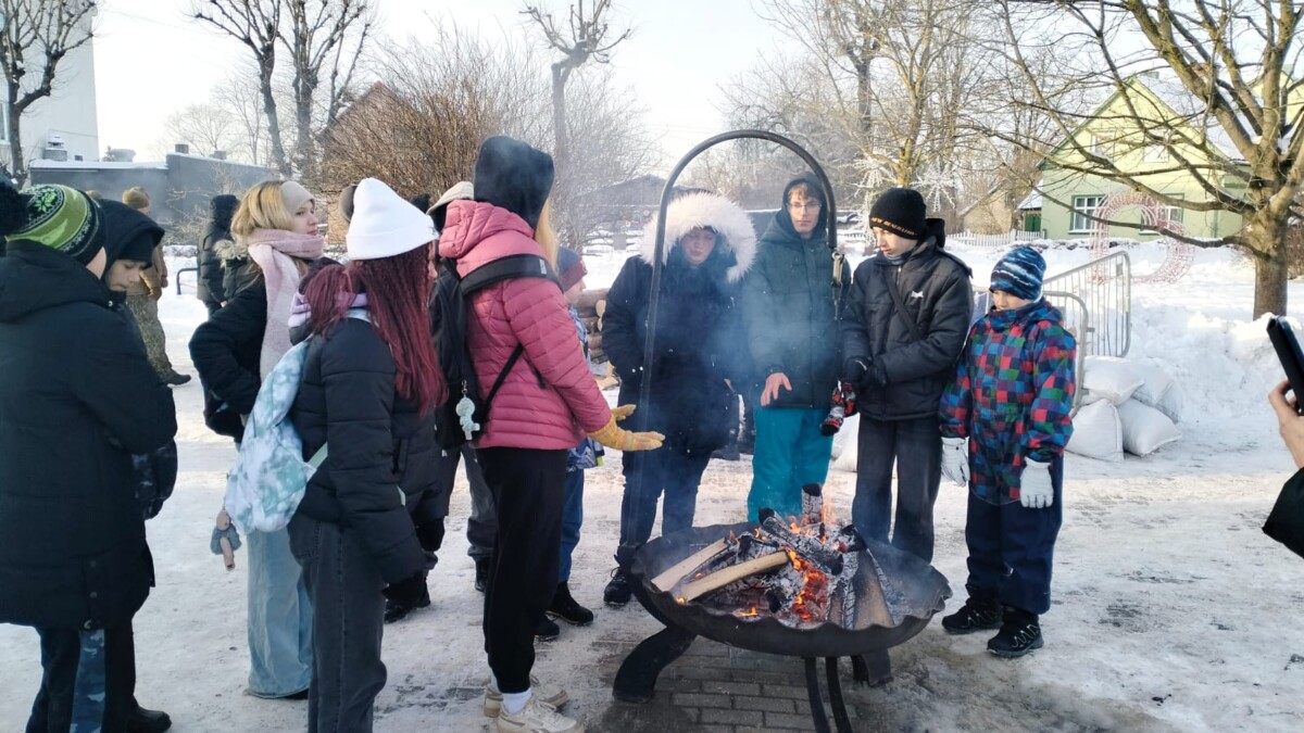 Skolēni pie Barikāžu atceres ugunskura