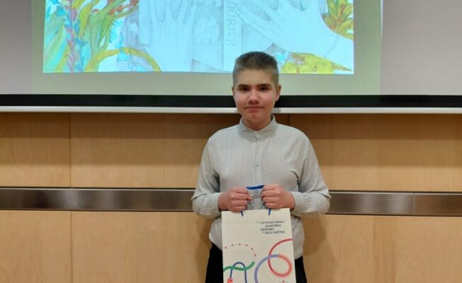 Skolēns ar saņemto balvu