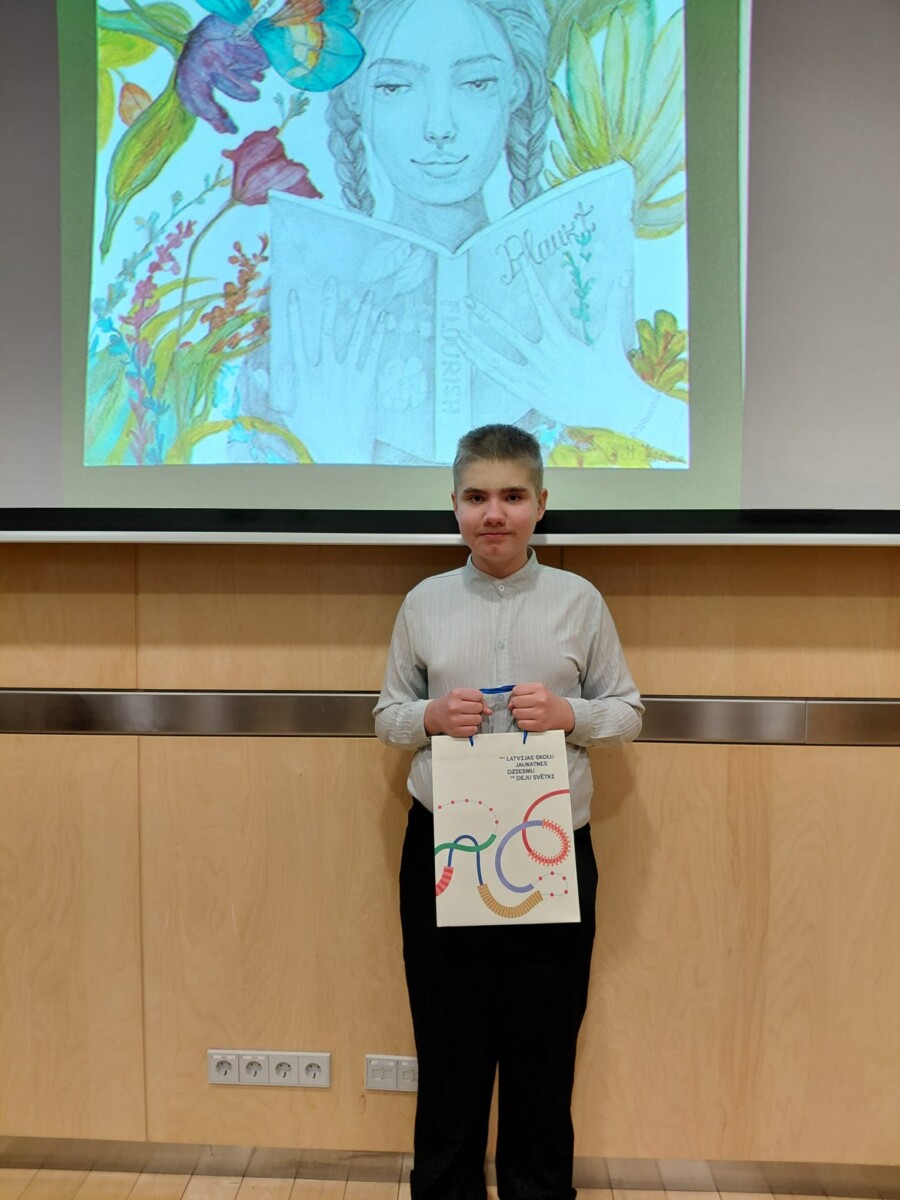 Skolēns ar saņemto balvu