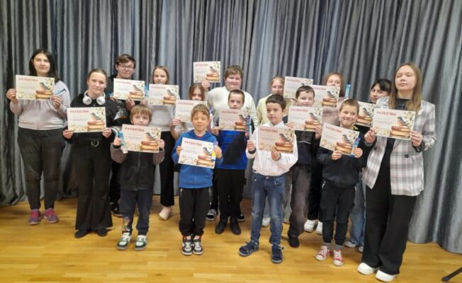 Skolēni ar diplomiem rokās