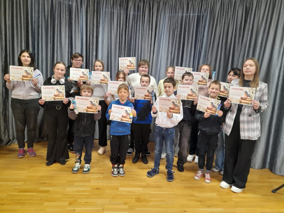 Skolēni ar diplomiem rokās