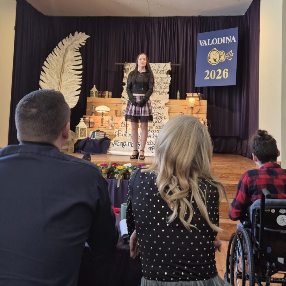 Skolniece lasa dzeju