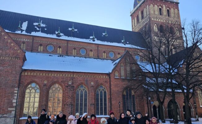 Skolēnu grupa ekskursijā