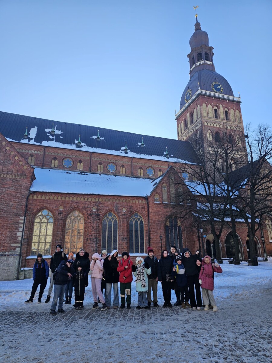 Skolēnu grupa ekskursijā