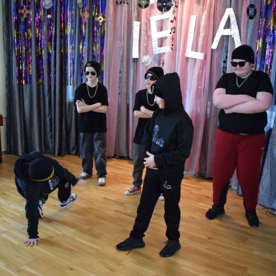 Skolēni uzstājas POP ielā