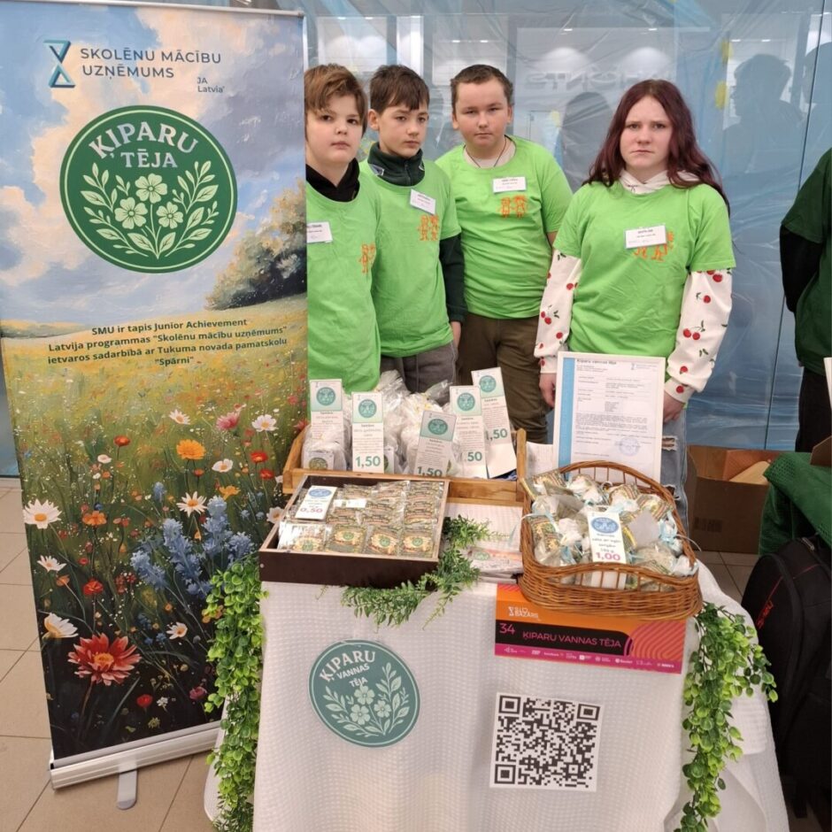 Četri skolēni pie sava stenda