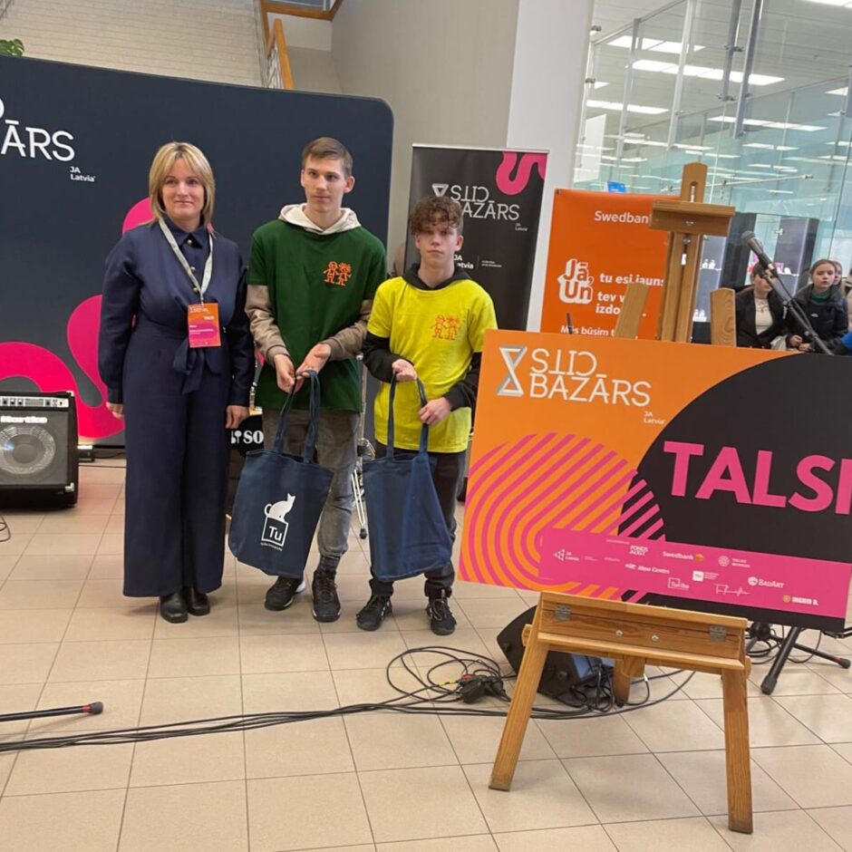 Skolēnu saņēmuši balvu