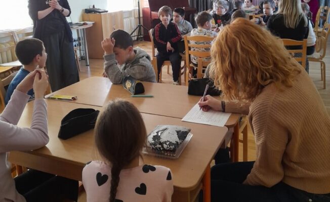 Skolēni veic uzdevumus pie galda